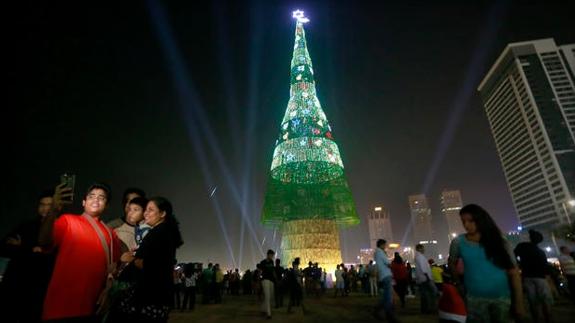 Levantan el árbol navideño artificial más alto del mundo