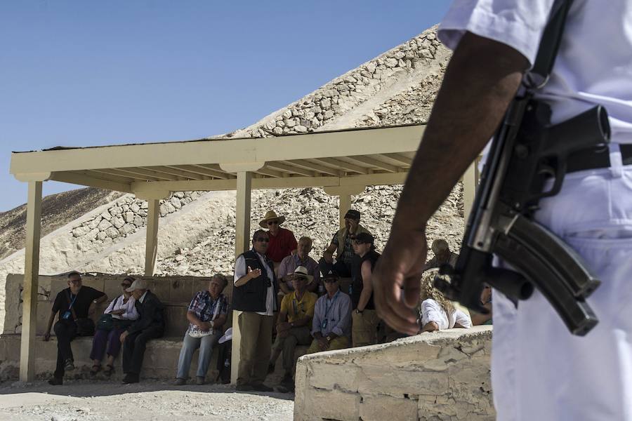 Un policía turístico patrulla junto a un grupo de visitantes en el Valle de los Reyes. 