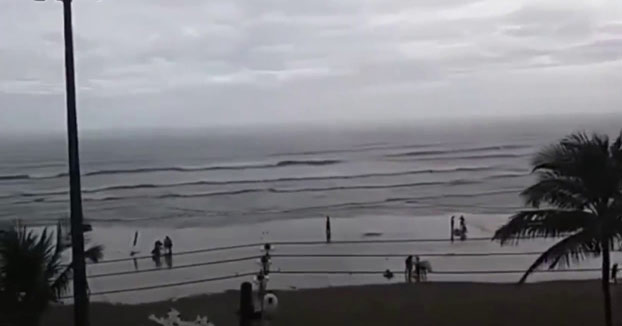 Momento exacto en el que a una turista le cae un rayo en la playa