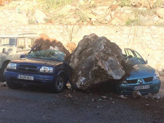 Así quedaron dos de los coches afectados por la caída de la roca. 