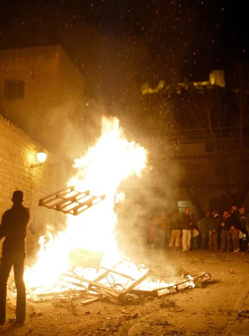 Lumbre encendida años atrás en el casco histórico.