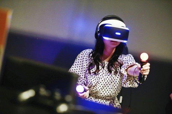 Una joven participa en un juego de realidad virtual.