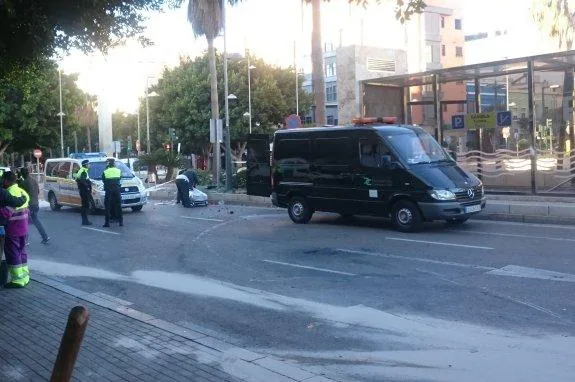 Operarios de la funeraria retiran el cuerpo sin vida de la mujer en presencia de la Policía Local.