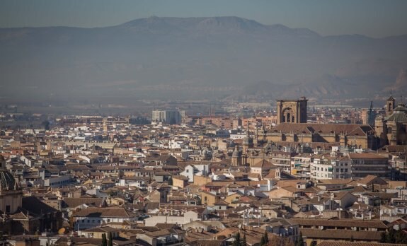La boina de contaminación es perfectamente perceptible en Granada. 