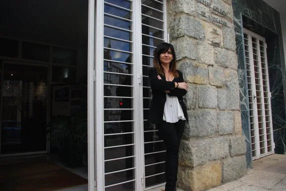 Francisca Rodríguez, coordinadora de la oficina antidesahucios, a las puertas del Colegio de Abogados de Jaén.