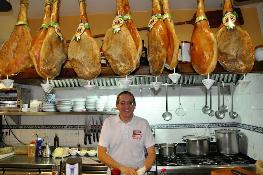 El pregonero de las fiestas de San Sebastián en Lanjarón, en su restaurante El Asador, ubicado en Capileira.