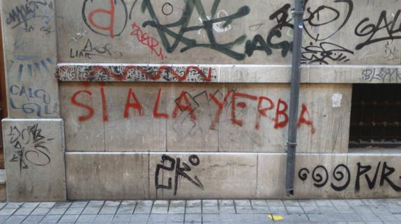 Una pintada en una calle del centro de la ciudad 