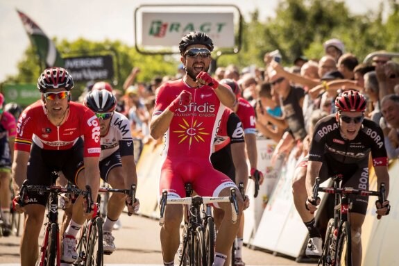 El ciclista francés Nacer Bouhanni celebra su victoria en la segunda etapa del Critérium del Dauphiné.
