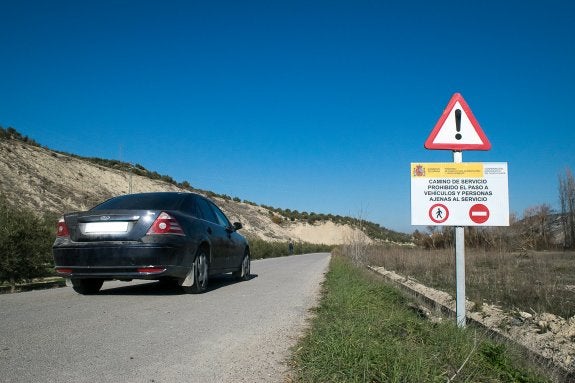 Pese a la prohibición en el cruce de Cacín, los coches siguen circulando por la carretera.