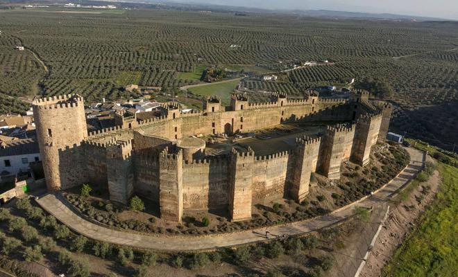 Imagen tomada con el dron del castillo de Burgalimar, en Baños de la Encina.