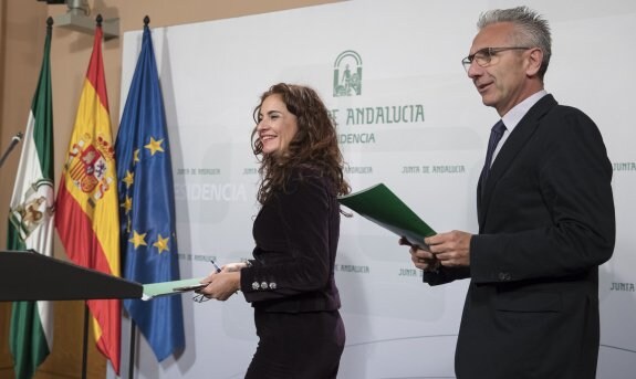 La consejera de Hacienda y el portavoz del Gobierno, tras la reunión de ayer.