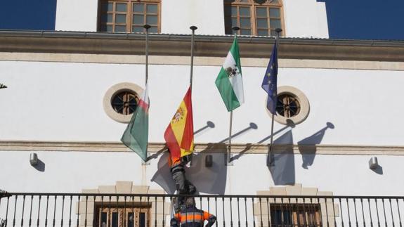 El Ayuntamiento de Huércal de Almería declaró ayer un día de luto oficial 