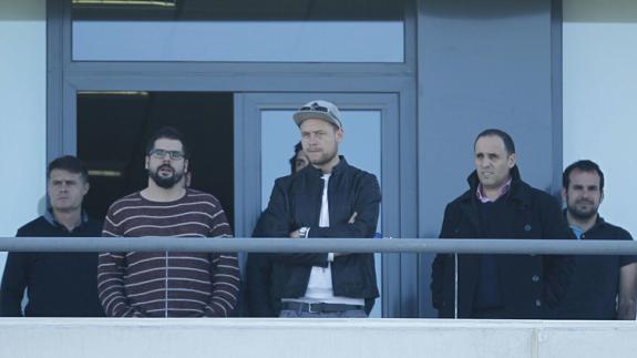 Sverrir Ingi Ingason, en el centro de la imagen, presencia el entrenamiento del Granada.