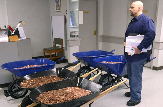 Se venga pagando sus impuestos con 725 kilos de monedas de un centavo