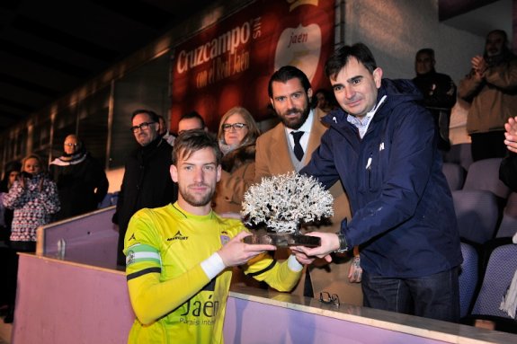 El diputado de Deportes Juan Ángel Pérez entrega el trofeo al capital del Real Jaén.
