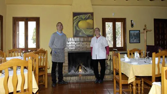Antonio Pérez y su madre Dolores Manrique en su Restaurante Teide, ubicado en Bubión