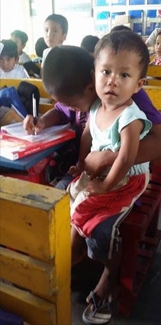 Un niño de 9 años va a clase todos los días con su hermano de 2 tras morir su madre