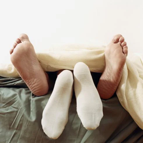 ¿Es bueno o malo llevar calcetines cuando practicas sexo?