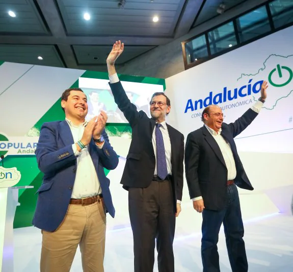 Juanma Moreno y Sebastián Pérez flanquean a Mariano Rajoy, durante la Convención del PP-A en Granada.