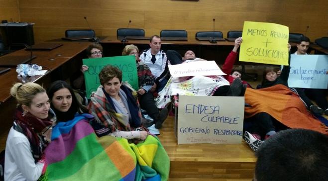 Numerosos vecinos pasan la noche en el Ayuntamiento de Iznalloz