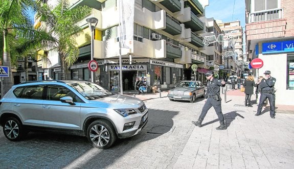 La Policía Local informa a los ciudadanos del corte de tráfico en Motril la pasada Navidad.