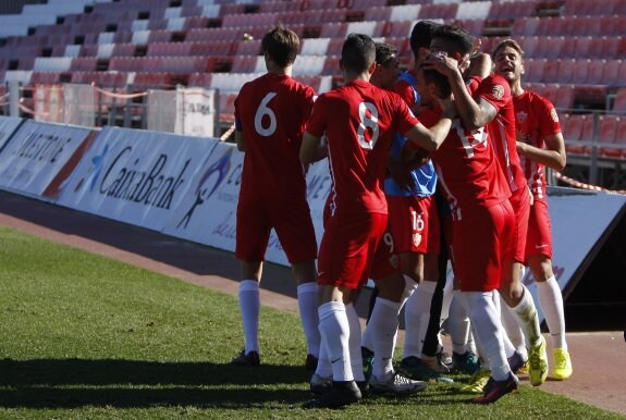 Jugadores del Almería B celebrando un gol, en la exitosa temporada que están ofreciendo. :: felipe ortiz
