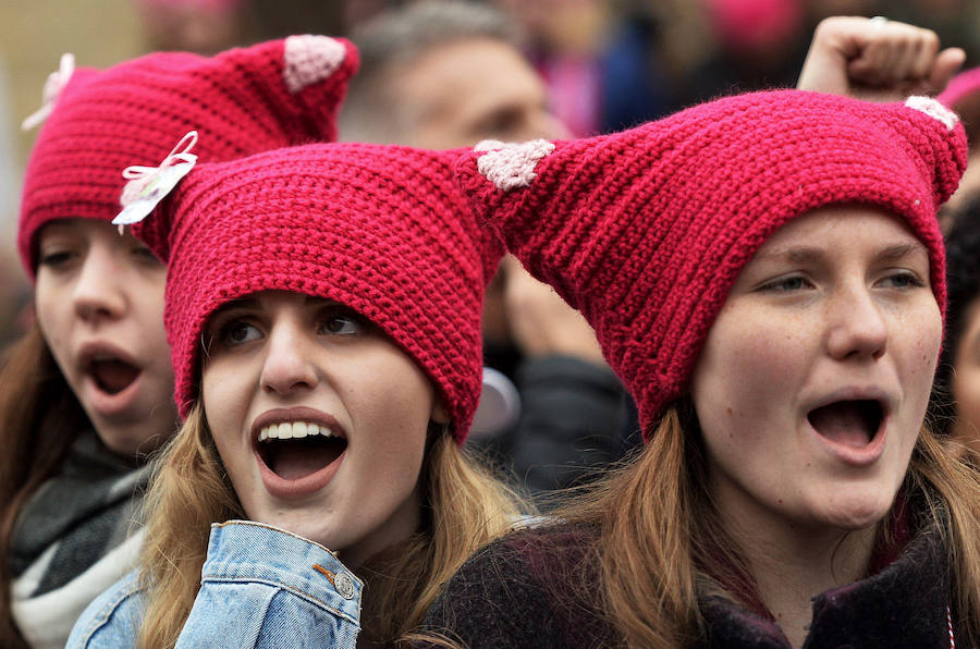 Unos 100.000 gorros de lana rosa fueron confeccionados y distribuidos por todo el país como símbolo de la oposición de las mujeres al nuevo presidente. 