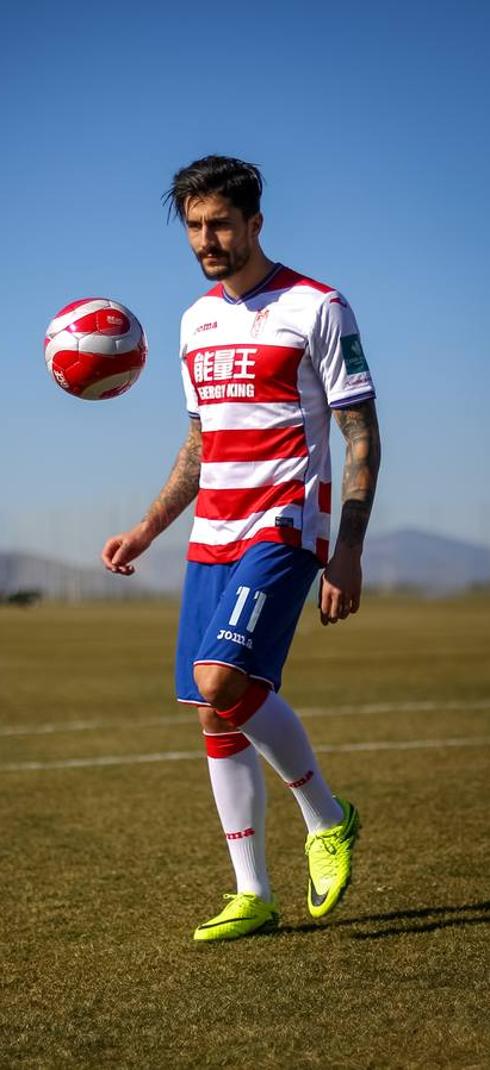 Panagiotis Kone le da unos toque al balón luciendo ya la camiseta del club.