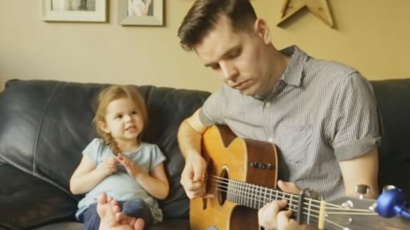 El adorable vídeo de un padre y su hija cantando 'Hay un amigo en mí' se hace viral