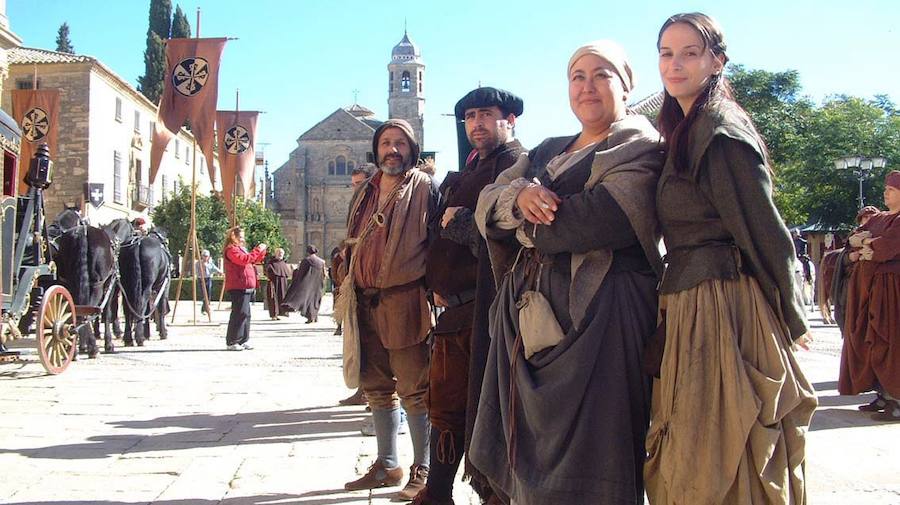 Un grupo de figurantes posa en un receso del rodaje de la película ‘La conjura de El Escorial’ de Antonio del Real en Úbeda, en 2007. 