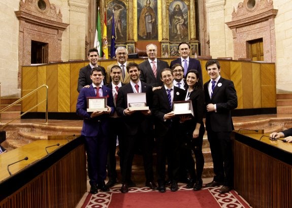 Alumnos de las universidades de Córdoba y Granada, campeones y subcampeones del torneo, con el presidente del Parlamento y el consejero de Economía.