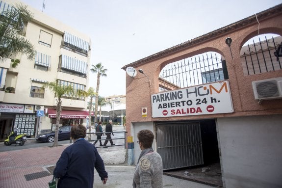 Imagen de archivo del parking del mercado de Almuñécar, que se encuentra precintado desde el año 2012.