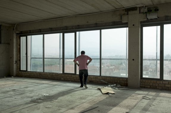 El teniente de alcalde, Antonio Escámez, pasea en una imagen de archivo por la zona destinada a la escuela de hostelería.