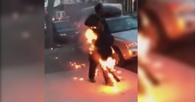 Un hombre se prende fuego en Nueva York y sigue caminando como si nada