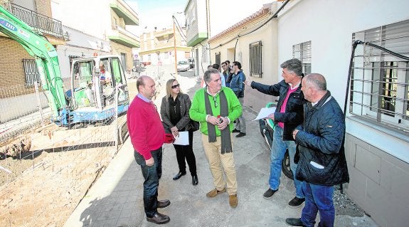 El presidente de la Mancomunidad en una visita a unas obras que se ejecutan ya en Motril.