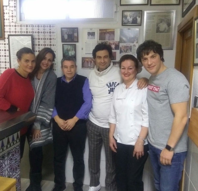 El jurado de Masterchef y Eva González, de cena en un popular bar de Granada