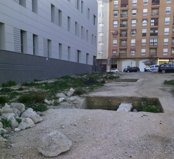 Catas arqueológicas hechas en la calle Cataluña junto al nuevo centro de salud, a la izquierda.