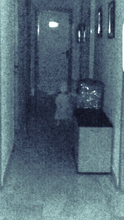 Foto del móvil del concejal en la que se ve la figura espectral.