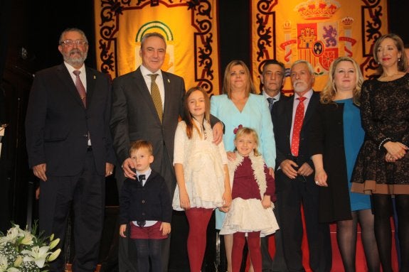 Francisco Torrecillas junto a Francisco Martínez-Cosentino, Pilar Alfonso, los nietos de ambos y parte de la corporación de Albox 