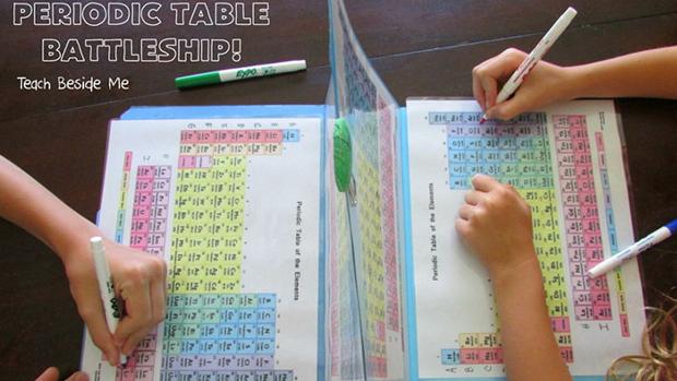 Una madre recrea el 'Hundir la flota' con la tabla periódica para que sus hijos la aprendan