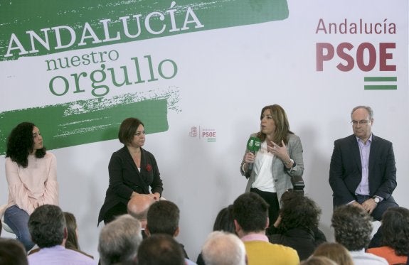 Susana Díaz, ayer en Córdoba con la alcaldesa de esta ciudad, Isabel Ambrosio, y el presidente del Parlamento, Juan Pablo Durán.