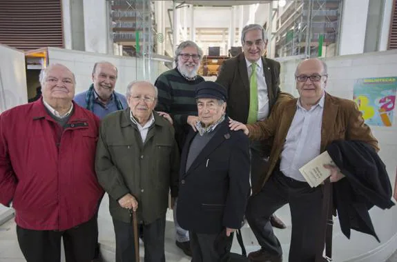 El poeta José Ladrón de Guevara (en el centro con gorra), acompañado por un grupo de amigos. De izquierda a derecha, Enrique Morón, Juan Ortiz, Rafael Guillén, Andrés Cárdenas, Esteban de las Heras y Álvaro Salvador.