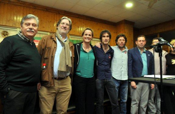 Por la izquierda, Alfredo Catalán, Pérez Tapias, Zaida Cantera, Valeriano Bermúdez y José Antonio Rodríguez, entre otros, ayer en Linares.