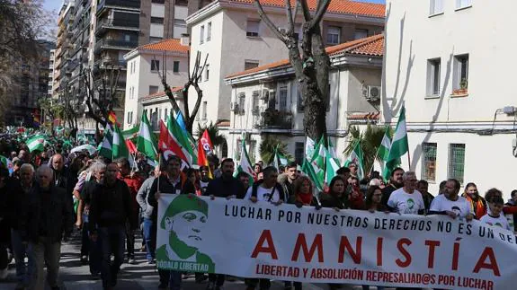 La manifestación a su paso por la calle Baeza. 