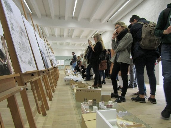 Alumnos de la Escuela de Arquitectura de Granada escudriñan algunos de los planos y maquetas de 'Escuela Alhambra'.