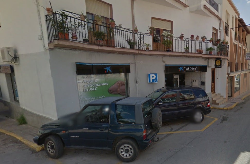 Un encapuchado con un hacha atraca un banco en Orcera