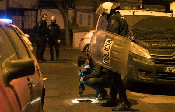 Agentes trabajando en la calle Soto de Rojas la noche del crimen.