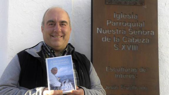 El sacerdote que mejora y abre los templos para potenciar el turismo religioso en la Alpujarra