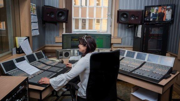 Un técnico de la emisora pública búlgara, en el estudio.