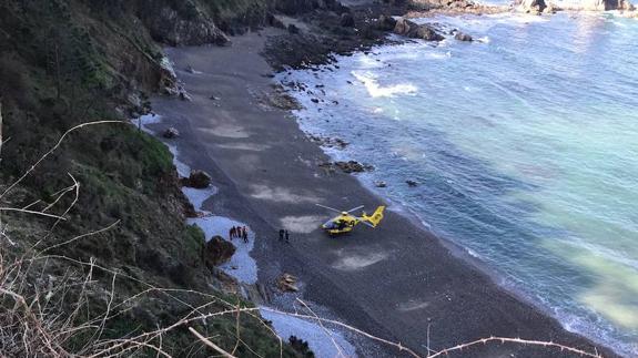 Fallece un hombre tras despeñarse con su coche en una playa asturiana